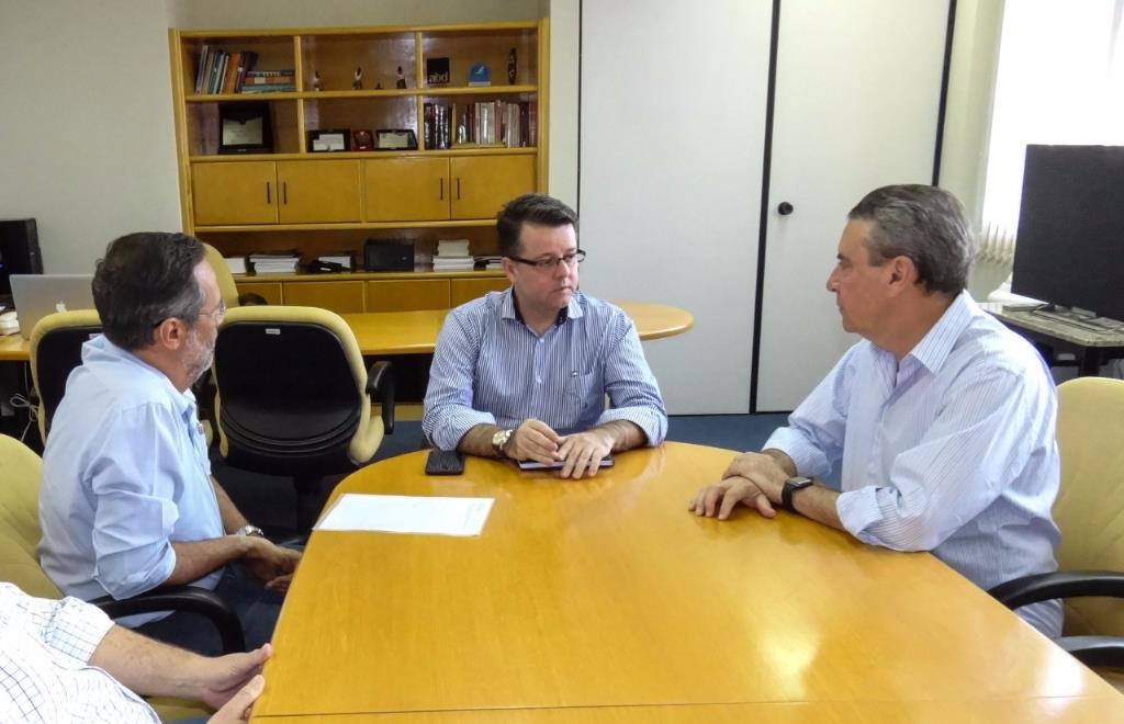 Imagem: Deputado durante reunião na Superintendência Regional do Trabalho e Emprego de MS 