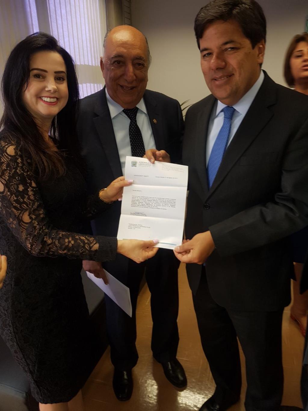 Imagem: Mara Caseiro e Pedro Chaves entregam pedidos a ministro Mendonça Filho