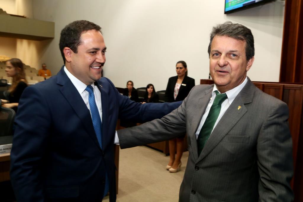 Imagem: Deputado Marcio e Almeida Neto: veterinários contribuem para bem-estar humano