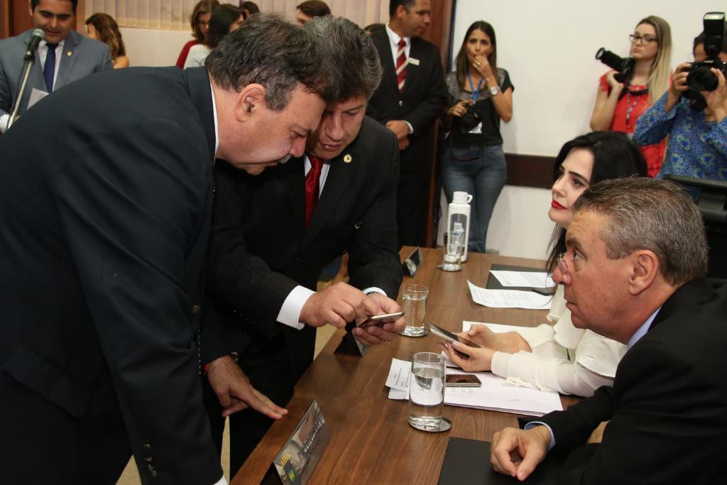 Imagem: Durante a sessão plenária, deputados viram imagens das mostras pelo celular