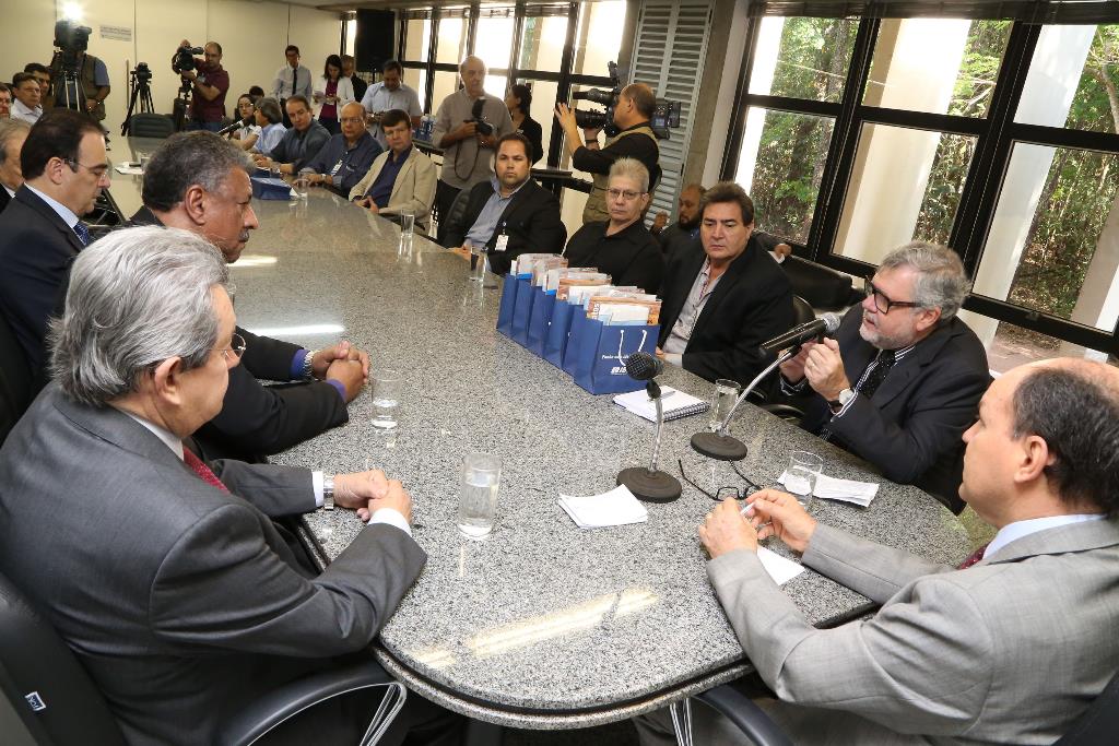 Imagem: Reunião contou com a presença do presidente nacional do IBGE, Roberto Ramos (ao microfone)